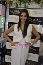 Sonam Kapoor at the launch of Spring Summer 2010 look Golden Girl in Mumbai on 14th March 2010 (38).JPG